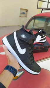 Nike - Bota Jordan - Preto e Branco